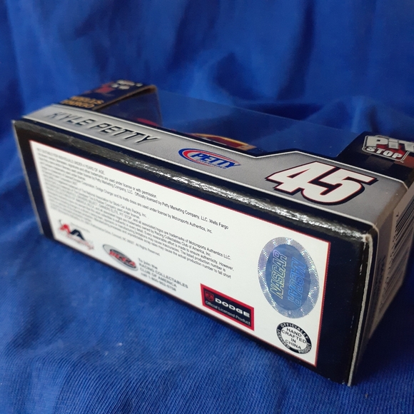💯RARE Nascar 2007 #45 Wells Fargo Car Kyle Petty 1:64 Pit Stop $12.50 🇨🇦 Ship - Picture 13 of 16